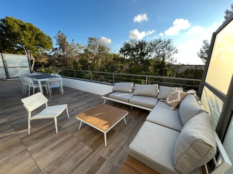 View (from property/room), Balcony/Terrace, Living room