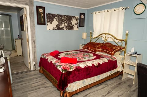 Guest Suite Private Retreat- Honeymoon Suite- J-1 Bed and Breakfast in Abbotsford