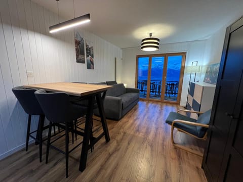 Cosy studio for 4 near ski lift, MELEZES K22 Apartment in Sion