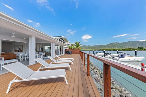 Cove 18 - Luxury beach house Casa in Airlie Beach