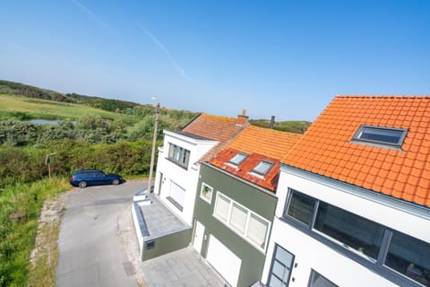 Property building, Location