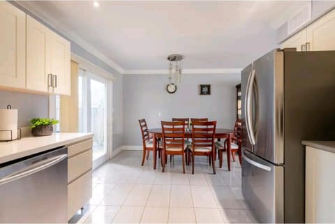 CHEERFuL 2 LEVEL HOUSE 4 BED 3 BATH PARKiNG House in Surrey