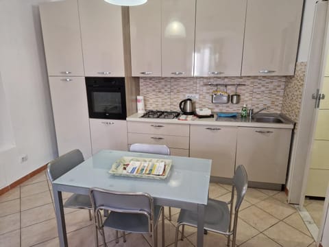 Kitchen or kitchenette, Dining area, pet friendly, stove