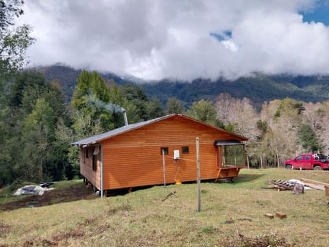 Cabaña a orilla del río Liucura Chalet in Pucon