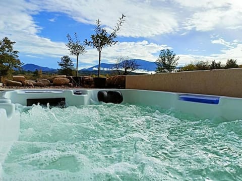 Nearby landmark, Natural landscape, Hot Tub, Mountain view