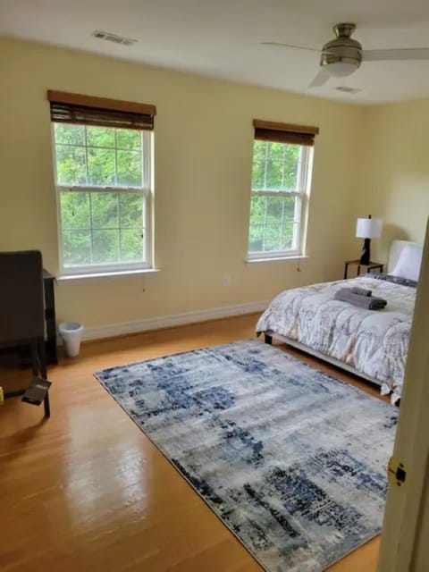 1 bedroom in a cheerful home with indoor fire place Vacation rental in Fort Washington