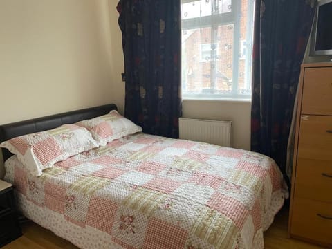 Specious Room in Northolt Vacation rental in Hayes