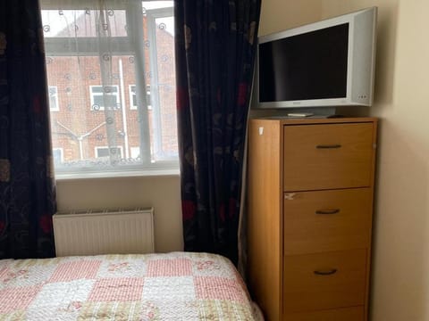 Specious Room in Northolt Vacation rental in Hayes