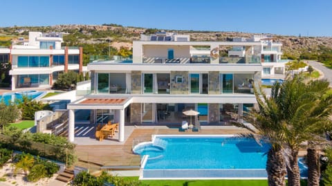 Property building, Day, Pool view, Swimming pool