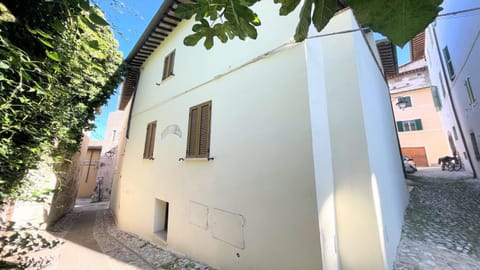 Spoleto detached villa centrally located - car unnecessary - wifi - sleeps 10 Villa in Spoleto