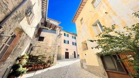 huge town house in Spoleto storico - car unnecessary - wifi - sleeps 10 Villa in Spoleto
