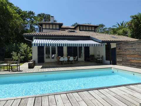 Villa des Acacias avec piscine chauffée pour 15 personnes entre lac et océan Wifi gratuit Villa in Hossegor