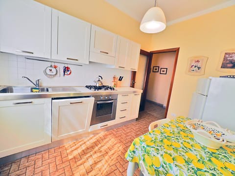 Kitchen or kitchenette, pet friendly, stove