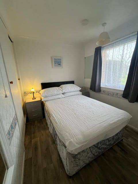 14, Sundowner Holiday Park, Hemsby - Two bed chalet, sleeps 6, bed linen and towels included - pet friendly Chalet in Hemsby