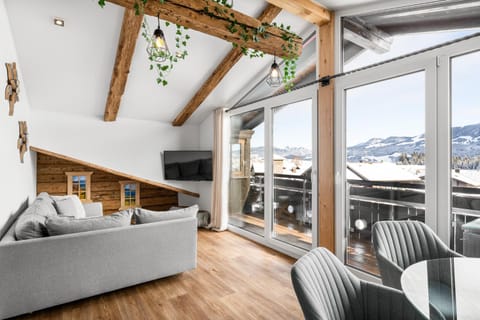 TV and multimedia, Living room, Seating area, Dining area, Evening entertainment, Mountain view