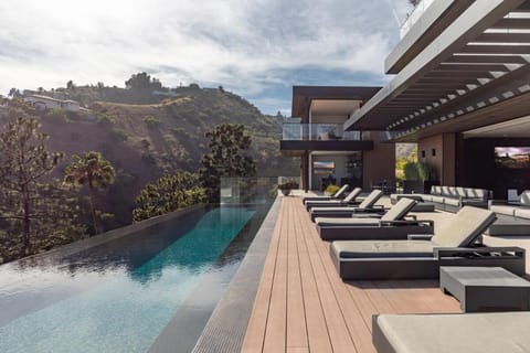 California Crystal Villa in Hollywood