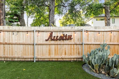 Mid-century home in Zilker with a backyard Casa in Zilker