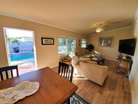 Bahamian Cottage - Heated Pool Walk to the Beach Apartamento in Cape Canaveral