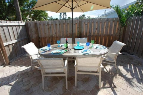 Tahitian Cottage - Heated Pool Walk to the Beach Apartment in Cape Canaveral