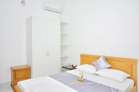 Bed, Photo of the whole room, Bedroom, wardrobe, air conditioner