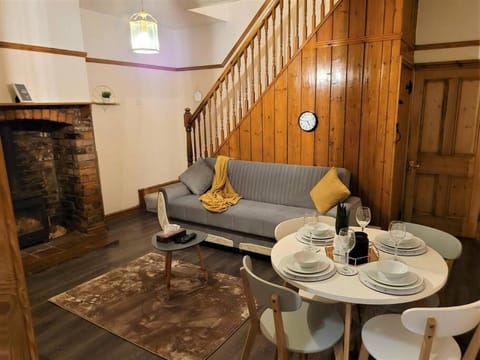 Nice 4-bedroom vacation home with indoor fireplace Apartment in Telford