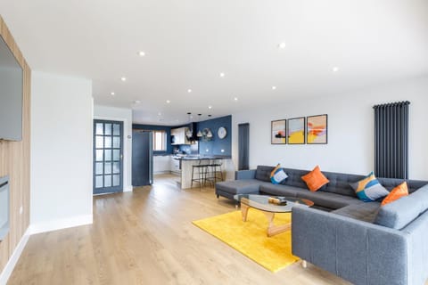 Stylish & modern 4-bedroom home with sea views House in Brighton