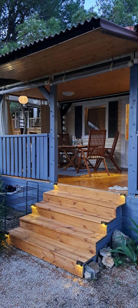 Property building, Day, Balcony/Terrace