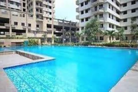 Lovely 2-Bedroom condo with pool Condo in Taguig
