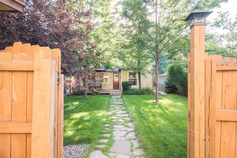 Cozy Victorian Cottage in the Heart of Old Town! Apartment in Fort Collins