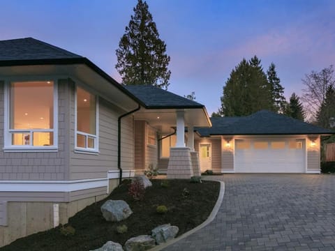 Big 4 Bd, 4 Ba home, Steps to Ocean with EV Charger House in Salt Spring Island