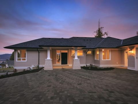 Big 4 Bd, 4 Ba home, Steps to Ocean with EV Charger Haus in Salt Spring Island