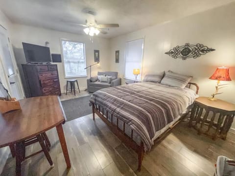 Bamboo Hideout - Sleeps 2 - Pet-friendly Apartment in Canyon Lake