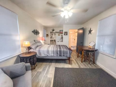 Bamboo Hideout - Sleeps 2 - Pet-friendly Apartment in Canyon Lake