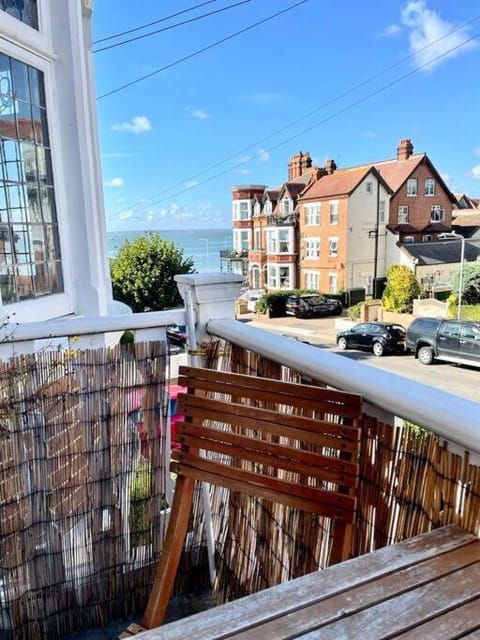 3 Bedroom Spacious Seaside Apartment with Estuary Views Apartment in Southend-on-Sea