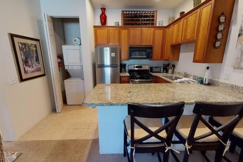CLR108 Quiet and Cozy Downstairs 1 Bedroom Condo House in Indian Wells