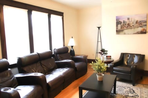 Comfy and Spacious 3 BR - Easy City Access Appartement in Pittsburgh