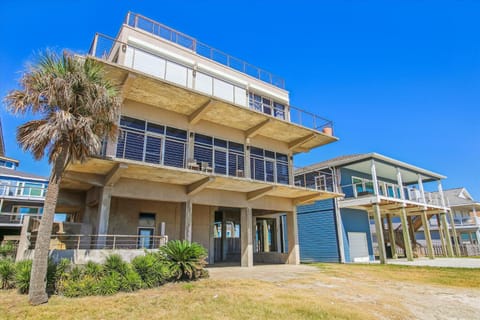 An Oceanfront Experience House in Hitchcock