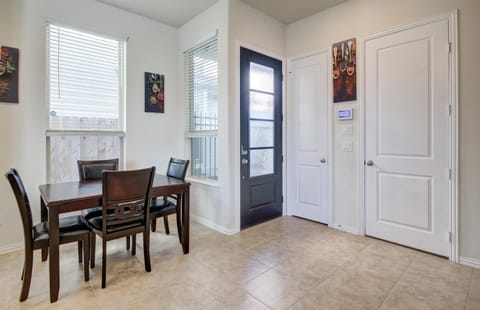 Meticulously-maintained 3-BR Townhouse w/ Backyard ~ Double-Story! Casa in Rosenberg