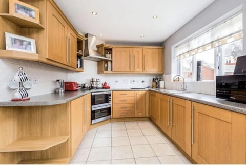 SPACIOUS DETACHED 5 Bedroom4 Bathroom WIFI Parking House in Newcastle-under-Lyme