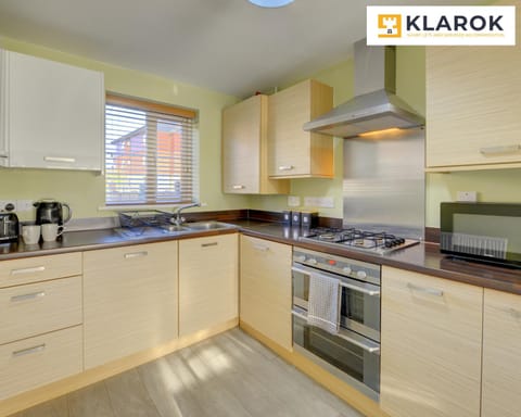 LARGE 4 Bedroom Semi-Detached House Sleeps 7 By Klarok Short Lets & Serviced Accommodation House in Huntingdonshire District