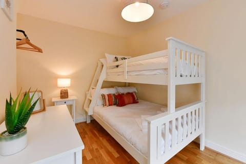 Bedroom, bunk bed