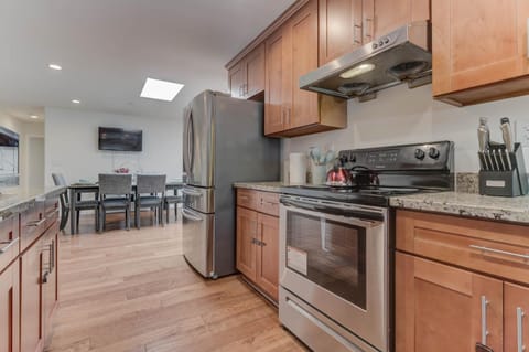 Kitchen or kitchenette, Dining area, pet friendly, stove