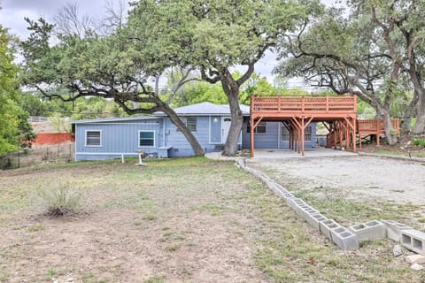 Convenient Canyon Lake Home with Deck and Grill! House in Canyon Lake