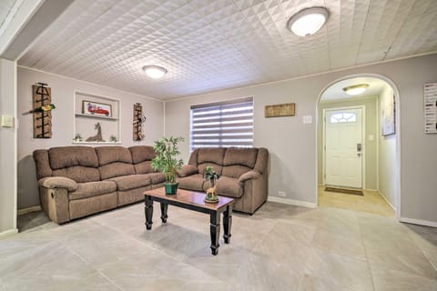 Convenient Canyon Lake Home with Deck and Grill! House in Canyon Lake