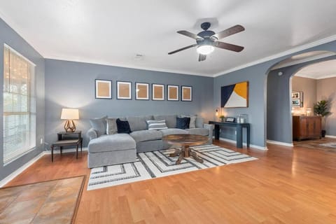 TV and multimedia, Living room, Seating area, fireplace