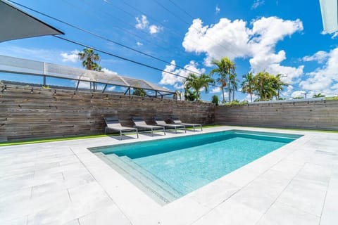 Spacious Modern Home 5BR Heated Pool, 9mn to Beach Villa in Ojus