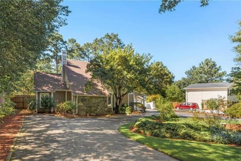 Beautiful 5bd Home with Pool Near LakePoint Sports Villa in Cartersville