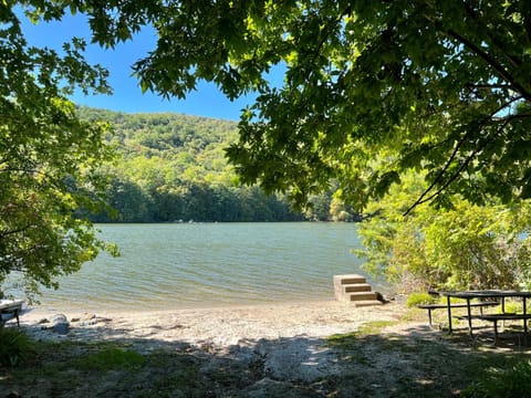 Lakeview Home 3 Private Beaches w/ Kayaks, on Squantz Pond House in New Fairfield