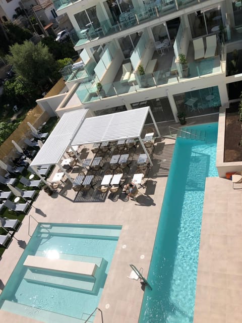 Photo of the whole room, Pool view