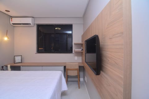 Bed, TV and multimedia, Photo of the whole room, Bedroom, hair dresser, air conditioner